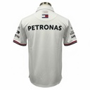 CAMISETA F1 MERCEDES AMG PETRONAS SPORT COLOR BLANCO CON LINEAS ROJAS Y AZULES EN MANGA