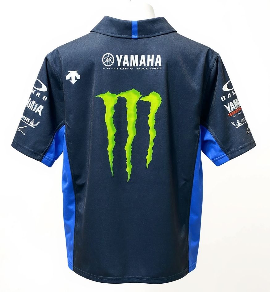 CAMISETA F1 SPORT YAMAHA COLOR NEGRO CON FRANJAS AZULES A LOS COSTADOS DE BOTONES