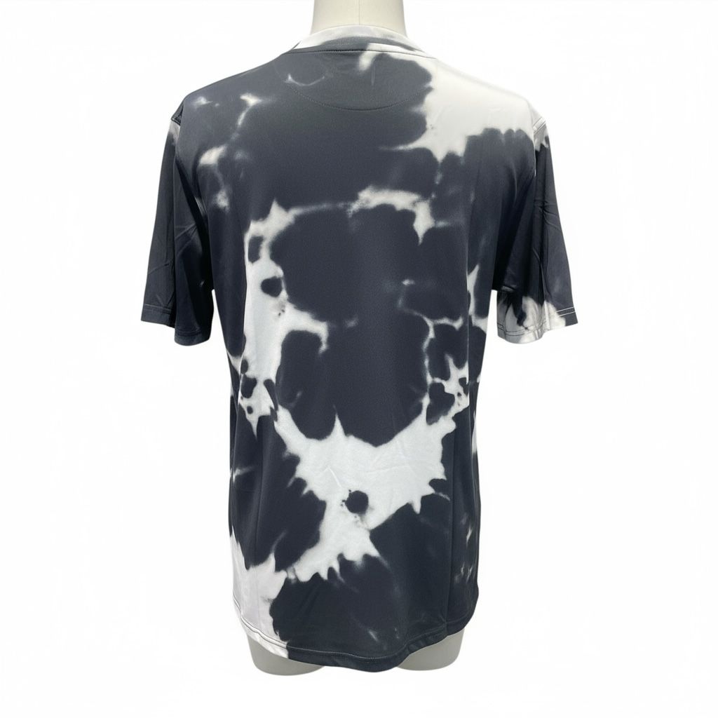 CAMISETA F1 CUELLO REDONDO MARCA AMG PETRONAS DISEÑO MOTEADO EN NEGRO GRIS Y BLANCO