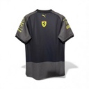 CAMISETA F1 MARCA PUMA CUELLO REDONDO CON 1 BOTON COLOR NEGRA Y MANGA CON DISEÑO EN GRIS