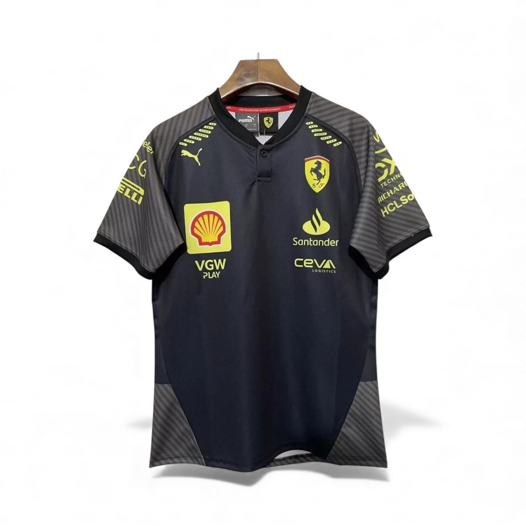 CAMISETA F1 MARCA PUMA CUELLO REDONDO CON 1 BOTON COLOR NEGRA Y MANGA CON DISEÑO EN GRIS