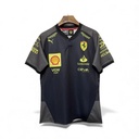 CAMISETA F1 MARCA PUMA CUELLO REDONDO CON 1 BOTON COLOR NEGRA Y MANGA CON DISEÑO EN GRIS